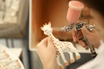 Découvrez l'histoire surprenante de la célèbre sophie la girafe et comment elle a obtenu son nom