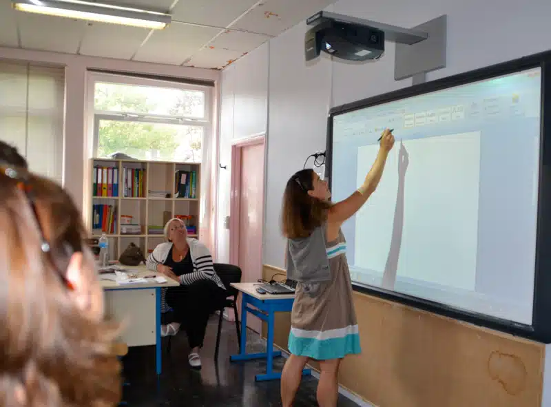 L'écran numérique interactif une nouvelle approche pédagogique pour les écoles
