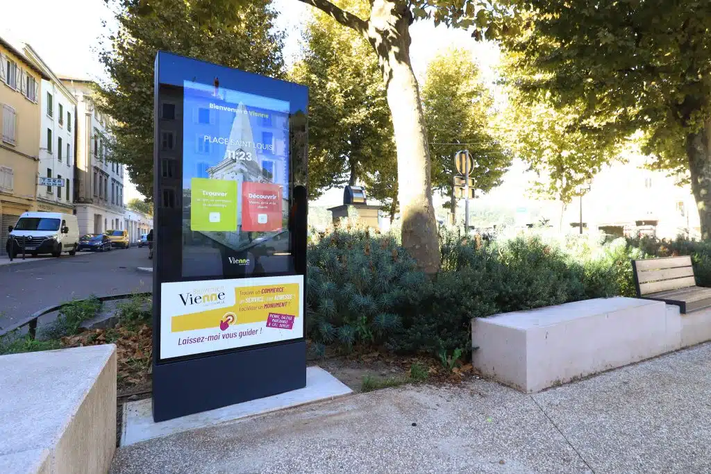 Les bornes interactives extérieures une solution pour les panneaux d'affichage public 