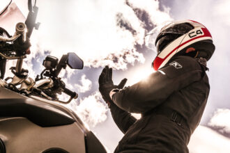 un motard enfilant des gants de moto