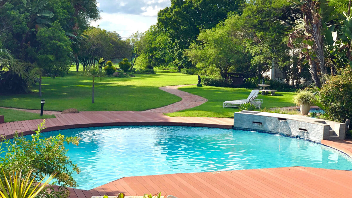 Comment intégrer une piscine coque dans votre aménagement paysager ?