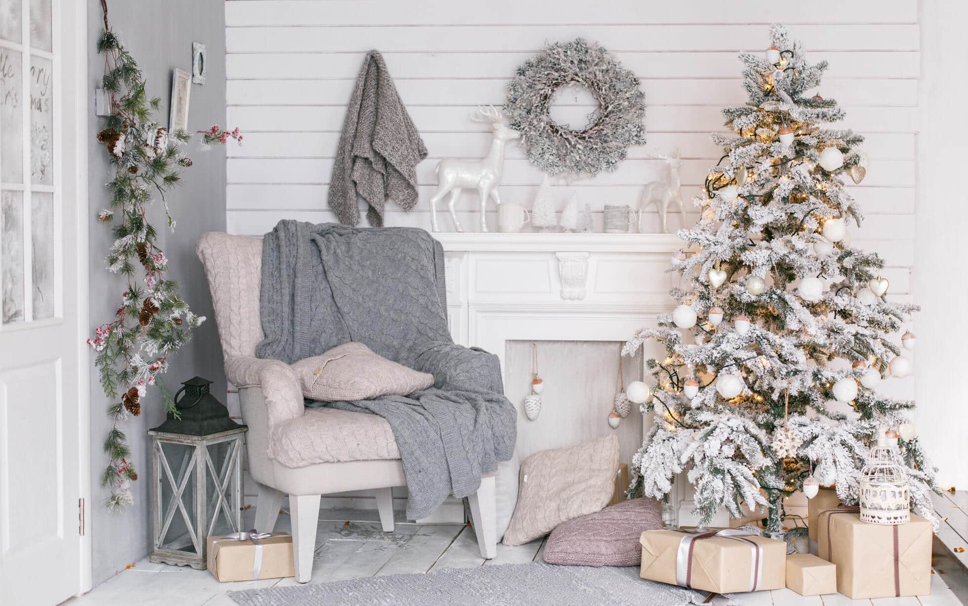 Sapin de Noël blanc floqué réussir sa décoration