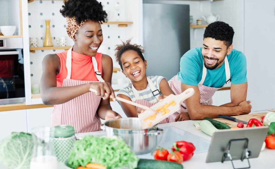 3 idées pour faire la cuisine en famille