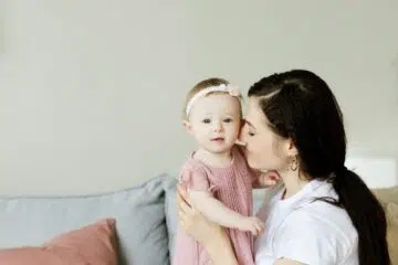 Une jeune maman et son enfant