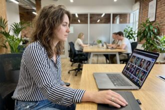 Jeune femme française travaillant sur un ordinateur dans un espace coworking