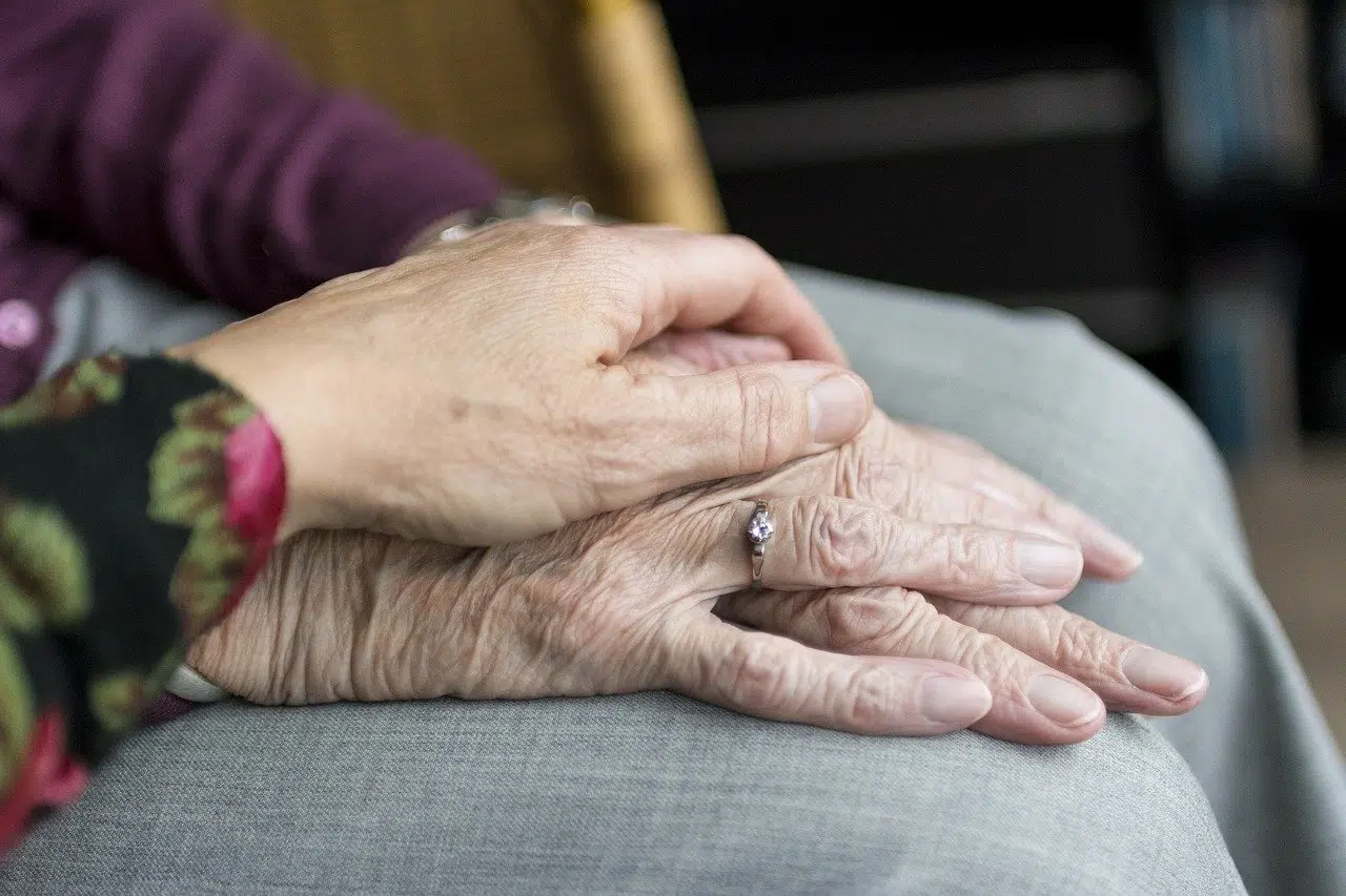 Des mains de personnes agées