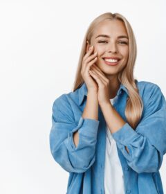 une femme souriant