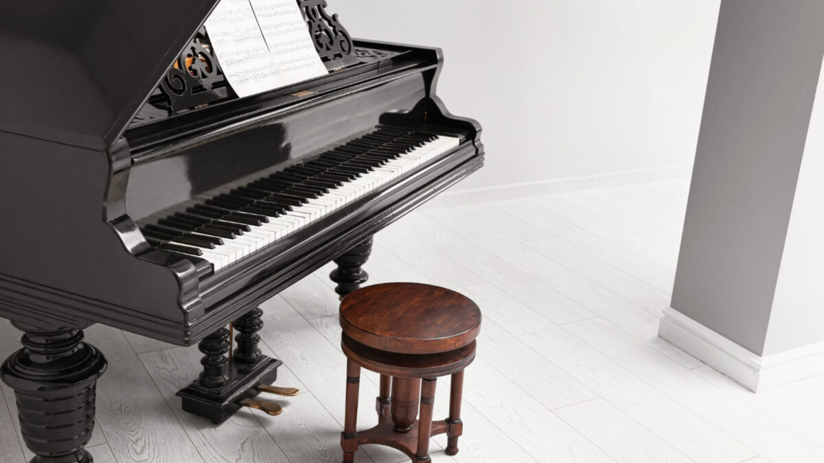 Le piano à queue : symphonie de pureté sonore