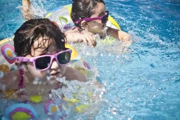 Quels sont les avantages d'une piscine lagon en béton projeté ?