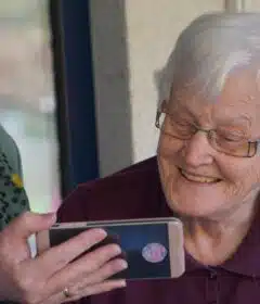 une dame en maison de retraite